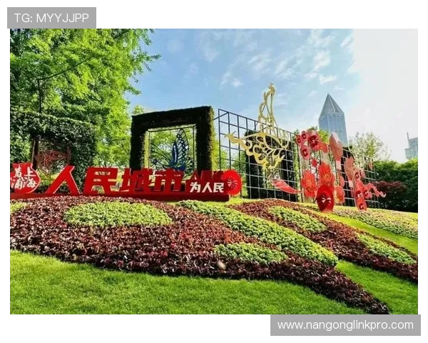 金奖花坛璀璨绽放迎五一节日美景引市民驻足欣赏 金奖花坛璀璨绽放迎五一节日美景引市民驻足欣赏